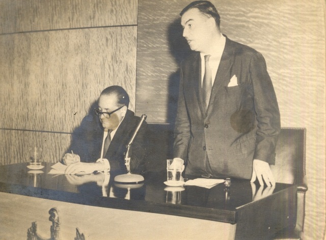 Foto de Carpentier invita al escritor Roger Caillois a la Biblioteca Nacional durante la celebración del Concurso Literario Hispanoamericano. Salón de actos de la BNJM, 7 de enero de 1960. Colección BNJM. 